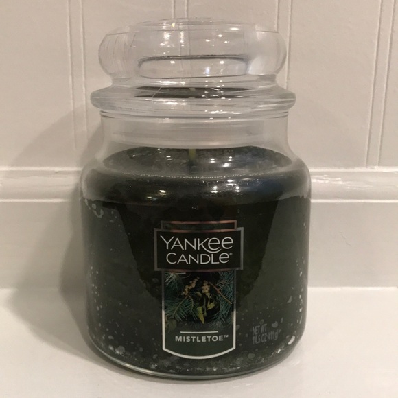 Yankee Candle ‘Mistletoe’ 🌲 candle 🕯